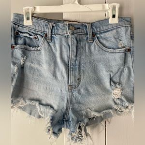Abercrombie High rise Mom short